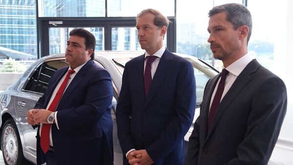 Генеральный директор ООО Ульяновский автомобильный завод Адиль Ширинов, министр промышленности и торговли РФ Денис Мантуров и генеральный директор компании Панавто Кирилл Павлович на церемонии открытия шоурума в Москва-Сити Генеральный директор ООО Ульяновский автомобильный завод Адиль Ширинов, министр промышленности и торговли РФ Денис Мантуров и генеральный директор компании Панавто Кирилл Павлович на церемонии открытия шоурума в Москва-Сити