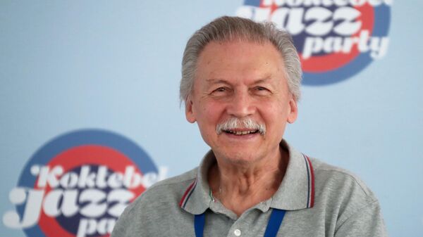Участник коллектива Квартет К.И.М.М. гитарист Алексей Кузнецов на пресс-конференции, посвященной открытию Международного джазового фестиваля Koktebel Jazz Party – 2019 в Крыму Участник коллектива Квартет К.И.М.М. гитарист Алексей Кузнецов на пресс-конференции, посвященной открытию Международного джазового фестиваля Koktebel Jazz Party – 2019 в Крыму