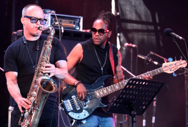 Участники коллектива DAVE YADEN BAND во время выступления на 17-м международном музыкальном фестивале Koktebel Jazz Party в Крыму Участники коллектива DAVE YADEN BAND во время выступления на 17-м международном музыкальном фестивале Koktebel Jazz Party в Крыму