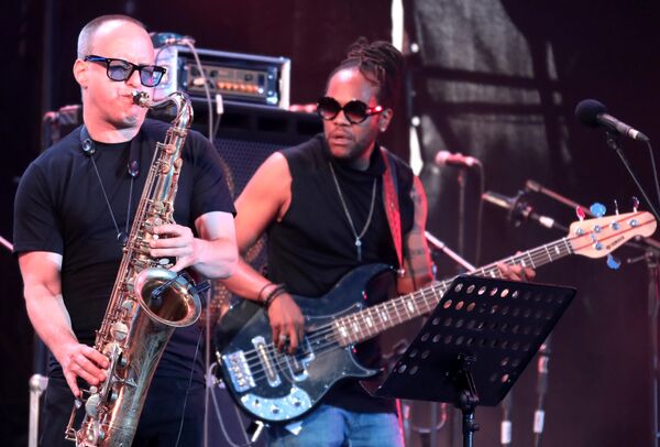 Участники коллектива DAVE YADEN BAND во время выступления на 17-м международном музыкальном фестивале Koktebel Jazz Party в Крыму Участники коллектива DAVE YADEN BAND во время выступления на 17-м международном музыкальном фестивале Koktebel Jazz Party в Крыму