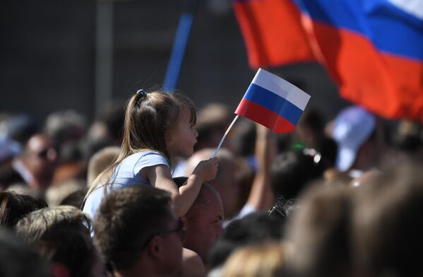 Участники флешмоба в честь Дня государственного флага России на проспекте Сахарова в Москве Участники флешмоба в честь Дня государственного флага России на проспекте Сахарова в Москве