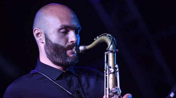 Джазовый музыкант, основатель оркестра SG BIG BAND Сергей Головня во время выступления на 17-м международном музыкальном фестивале Koktebel Jazz Party в Крыму Джазовый музыкант, основатель оркестра SG BIG BAND Сергей Головня во время выступления на 17-м международном музыкальном фестивале Koktebel Jazz Party в Крыму