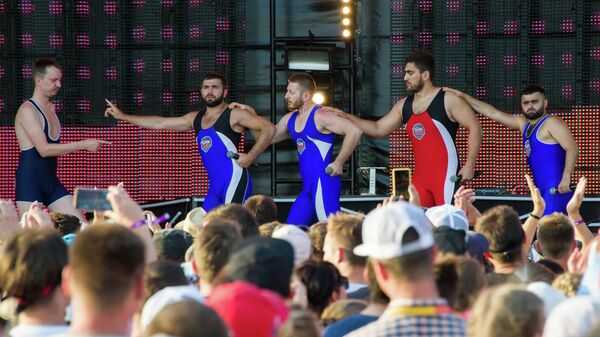Команда КВН Борцы выступает на Большом концерте финалистов и чемпионов Высшей лиги КВН в рамках фестиваля творческих сообществ Таврида-АРТ в бухте Капсель в Судаке Команда КВН Борцы выступает на Большом концерте финалистов и чемпионов Высшей лиги КВН в рамках фестиваля творческих сообществ Таврида-АРТ в бухте Капсель в Судаке