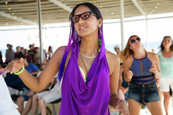 Зрители во время выступления музыкальной группы Guru Groove Foundation на фестивале творческих сообществ Таврида - АРТ в бухте Капсель в Судаке Зрители во время выступления музыкальной группы Guru Groove Foundation на фестивале творческих сообществ Таврида - АРТ в бухте Капсель в Судаке