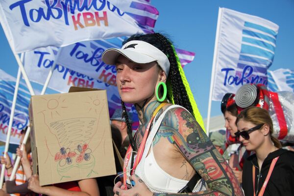 Участники АРТ-шествия в рамках фестиваля творческих сообществ Таврида - АРТ в бухте Капсель в Судаке Участники АРТ-шествия в рамках фестиваля творческих сообществ Таврида - АРТ в бухте Капсель в Судаке