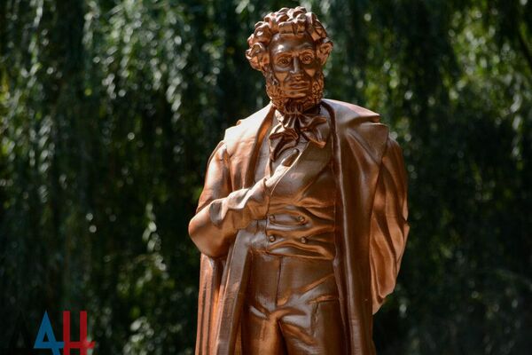 В Донецке открыли напечатанный на 3D-принтере памятник Пушкину В Донецке открыли напечатанный на 3D-принтере памятник Пушкину
