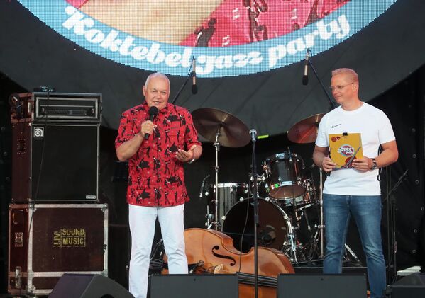 Председатель Оргкомитета Международного фестиваля Koktebel Jazz Party, генеральный директор МИА Россия сегодня Дмитрий Киселев (слева) и ведущий Эрнест Мацкявичюс на 17-м международном музыкальном фестивале Koktebel Jazz Party в Крыму Председатель Оргкомитета Международного фестиваля Koktebel Jazz Party, генеральный директор МИА Россия сегодня Дмитрий Киселев (слева) и ведущий Эрнест Мацкявичюс на 17-м международном музыкальном фестивале Koktebel Jazz Party в Крыму