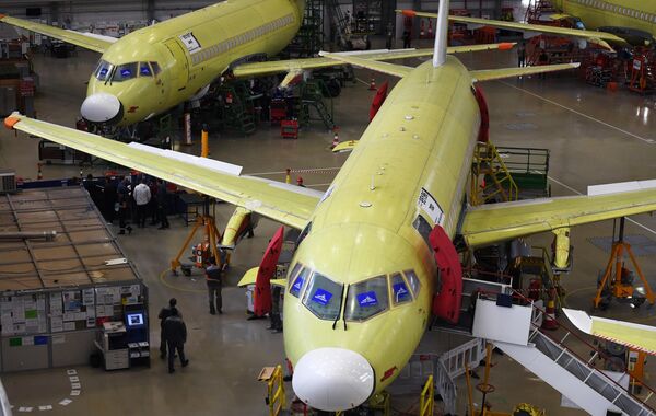 Самолеты Sukhoi Superjet 100 в цехе окончательной сборки на заводе имени Гагарина в Комсомольске-на-Амуре Самолеты Sukhoi Superjet 100 в цехе окончательной сборки на заводе имени Гагарина в Комсомольске-на-Амуре