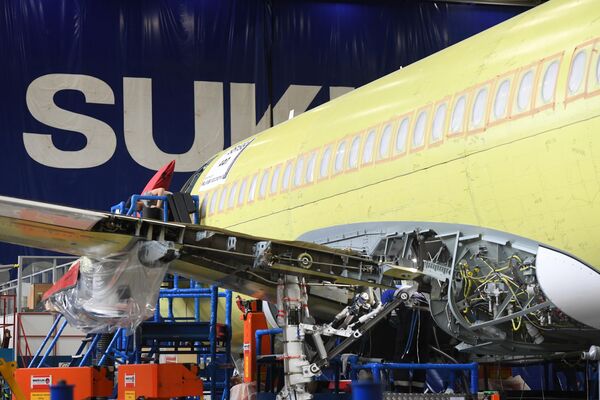 Самолет Sukhoi Superjet 100 в цехе окончательной сборки на заводе имени Гагарина в Комсомольске-на-Амуре Самолет Sukhoi Superjet 100 в цехе окончательной сборки на заводе имени Гагарина в Комсомольске-на-Амуре