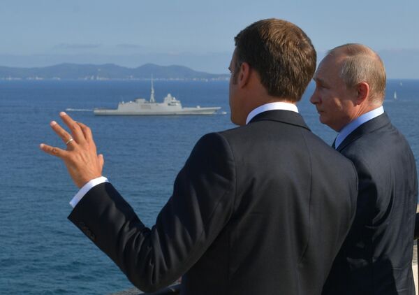 Президент РФ Владимир Путин и президент Франции Эммануэль Макрон во время встречи в резиденции президента Франции Форт Брегансон. 19 августа 2019 Президент РФ Владимир Путин и президент Франции Эммануэль Макрон во время встречи в резиденции президента Франции Форт Брегансон. 19 августа 2019