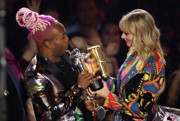 Тодрик Холл и Тейлор Свифт на церемонии вручения премии 2019 MTV Video Music Awards Тодрик Холл и Тейлор Свифт на церемонии вручения премии 2019 MTV Video Music Awards