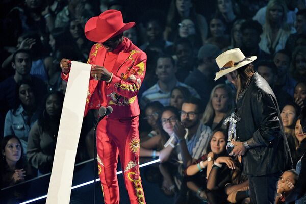 Lil Nas X и Билли Рэй Сайрус на церемонии вручения премии 2019 MTV Video Music Awards Lil Nas X и Билли Рэй Сайрус на церемонии вручения премии 2019 MTV Video Music Awards
