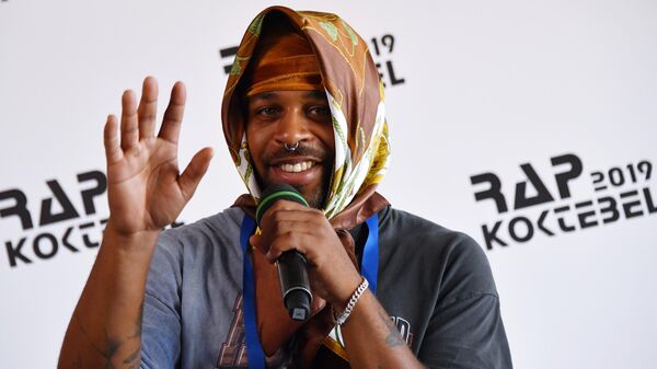 Рэпер Азизи Гибсон на пресс-конференции, посвященной открытию фестиваля Rap Koktebel – 2019 в Крыму Рэпер Азизи Гибсон на пресс-конференции, посвященной открытию фестиваля Rap Koktebel – 2019 в Крыму