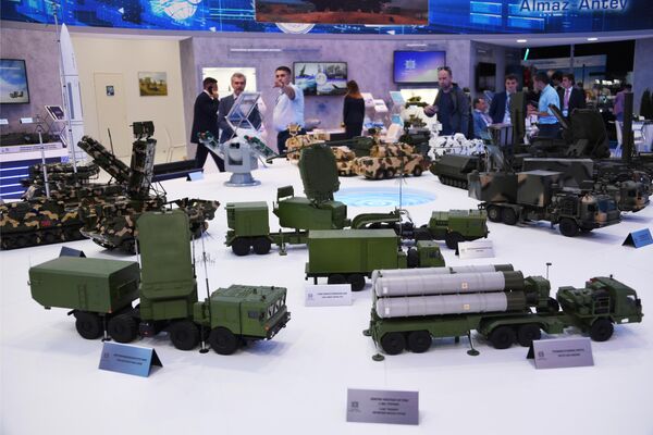 Макеты зенитного ракетного комплекса С-400 Триумф, мобильного радиолокационного комплекса обнаружения аэродинамических и баллистических объектов на малых, средних и больших высотах (РЛС) 96Л6-1 / 96Л6Е Всевысотный обнаружитель на стенде концерна Алмаз-Антей на МАКС-2019 Макеты зенитного ракетного комплекса С-400 Триумф, мобильного радиолокационного комплекса обнаружения аэродинамических и баллистических объектов на малых, средних и больших высотах (РЛС) 96Л6-1 / 96Л6Е Всевысотный обнаружитель на стенде концерна Алмаз-Антей на МАКС-2019