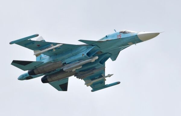 Российский многоцелевой истребитель-бомбардировщик Су-34 выполняет демонстрационный полет на Международном авиационно-космическом салоне МАКС-2019 в подмосковном Жуковском. Российский многоцелевой истребитель-бомбардировщик Су-34 выполняет демонстрационный полет на Международном авиационно-космическом салоне МАКС-2019 в подмосковном Жуковском.