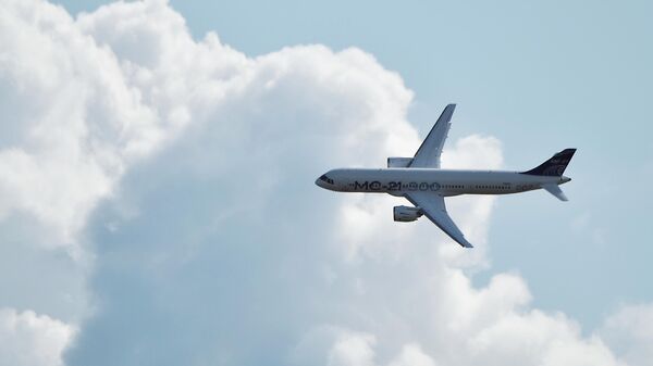 Российский среднемагистральный пассажирский самолёт МС-21-300 совершает полет на Международном авиационно-космическом салоне МАКС-2019 в подмосковном Жуковском. Российский среднемагистральный пассажирский самолёт МС-21-300 совершает полет на Международном авиационно-космическом салоне МАКС-2019 в подмосковном Жуковском.