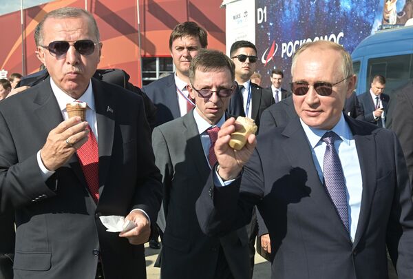 Президент РФ Владимир Путин и президент Турции Реджеп Тайип Эрдоган во время посещения Международного авиакосмического салона МАКС-2019 Президент РФ Владимир Путин и президент Турции Реджеп Тайип Эрдоган во время посещения Международного авиакосмического салона МАКС-2019