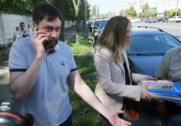 Руководитель портала РИА Новости Украина Кирилл Вышинский у здания апелляционного суда Киева Руководитель портала РИА Новости Украина Кирилл Вышинский у здания апелляционного суда Киева