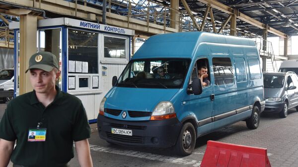 Автомобили на контрольно-пропускном пункте Краковец-Корчова на Украине Автомобили на контрольно-пропускном пункте Краковец-Корчова на Украине