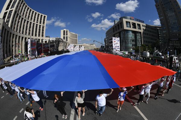 Участники флешмоба в честь Дня государственного флага России Участники флешмоба в честь Дня государственного флага России