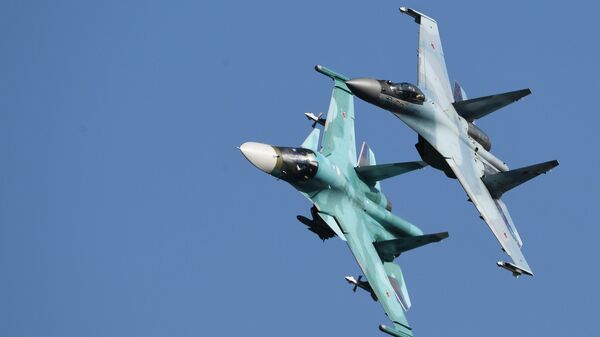 Российские многоцелевые истребители Су-35С (справа) и Су-34 выполняют полет на Международном авиационно-космическом салоне МАКС-2019 Российские многоцелевые истребители Су-35С (справа) и Су-34 выполняют полет на Международном авиационно-космическом салоне МАКС-2019
