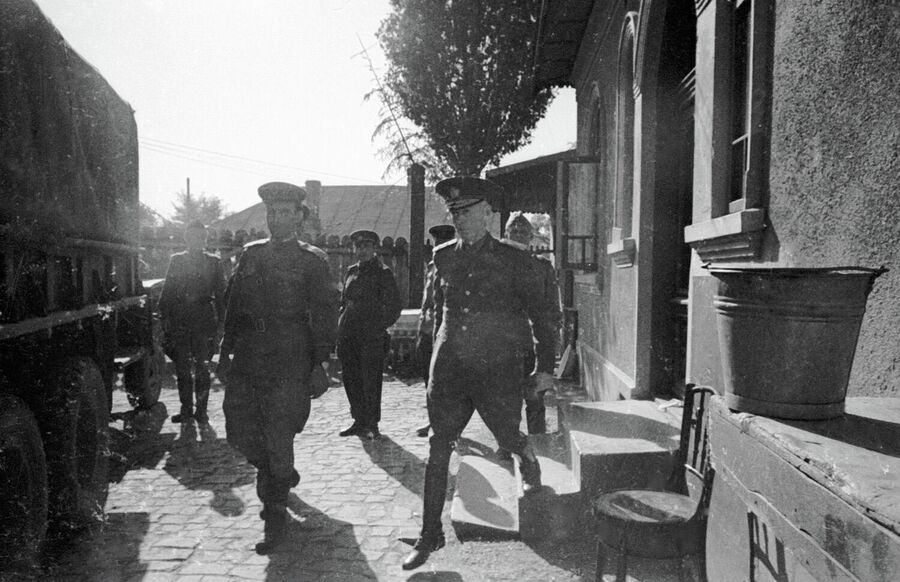 Арест диктатора Иона Антонеску (справа). Ион Антонеску - румынский государственный деятель, маршал, премьер-министр и кондукэтор (аналог фюрера) Румынии в 1940—1944 годах Арест диктатора Иона Антонеску (справа). Ион Антонеску - румынский государственный деятель, маршал, премьер-министр и кондукэтор (аналог фюрера) Румынии в 1940—1944 годах
