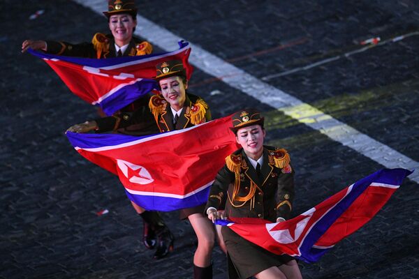 Военный оркестр Народной армии Корейской Народно-Демократической Республики на церемонии закрытия фестиваля Спасская башня на Красной Площади в Москве Военный оркестр Народной армии Корейской Народно-Демократической Республики на церемонии закрытия фестиваля Спасская башня на Красной Площади в Москве