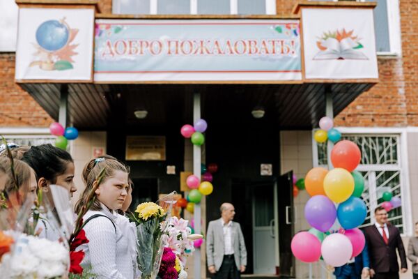 Ученики общеобразовательной школы №24 во время торжественной линейки, посвященной Дню знаний, в Иванове Ученики общеобразовательной школы №24 во время торжественной линейки, посвященной Дню знаний, в Иванове