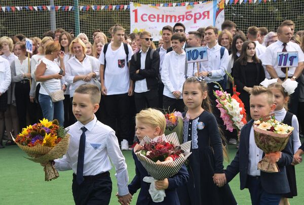 Школьники московской общеобразовательной школы № 117 во время торжественной линейки, посвященной Дню знаний Школьники московской общеобразовательной школы № 117 во время торжественной линейки, посвященной Дню знаний