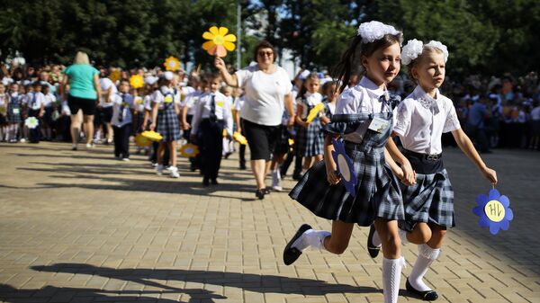 Первоклассники на торжественной линейке в День знаний, проходящей в новом филиале средней общеобразовательной школы № 11 в Краснодаре Первоклассники на торжественной линейке в День знаний, проходящей в новом филиале средней общеобразовательной школы № 11 в Краснодаре