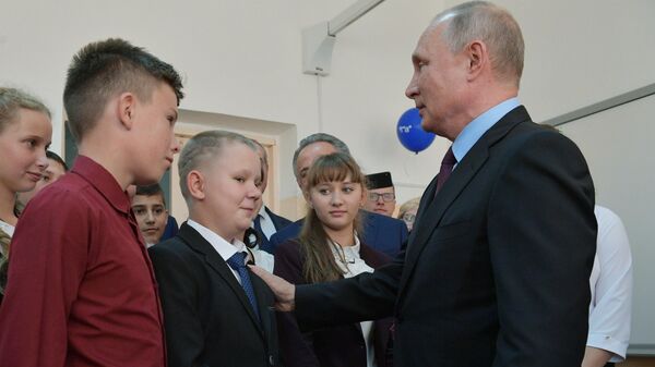 Президент РФ Владимир Путин во время посещения средней общеобразовательной школы №6 города Тулуна Президент РФ Владимир Путин во время посещения средней общеобразовательной школы №6 города Тулуна
