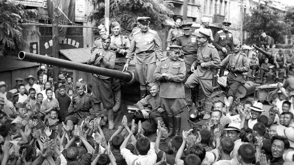 Население китайского города Далянь (Дальний) встречает советских танкистов. Маньчжурская операция. Великая Отечественная война 1941-1945 г.г. Население китайского города Далянь (Дальний) встречает советских танкистов. Маньчжурская операция. Великая Отечественная война 1941-1945 г.г.