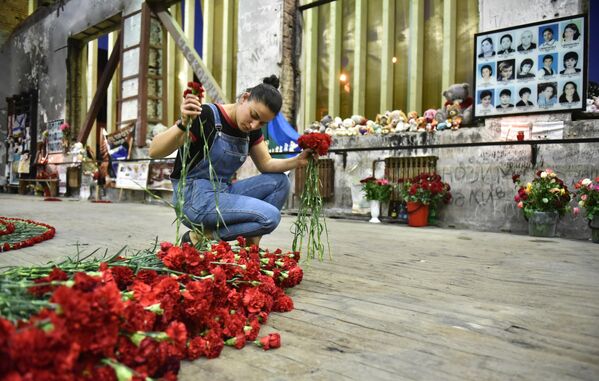 Девушка в помещении бывшей 1-й Бесланской школы, где проходят траурные мероприятия, посвященные 15-й годовщине теракта 1-3 сентября 2004 года Девушка в помещении бывшей 1-й Бесланской школы, где проходят траурные мероприятия, посвященные 15-й годовщине теракта 1-3 сентября 2004 года