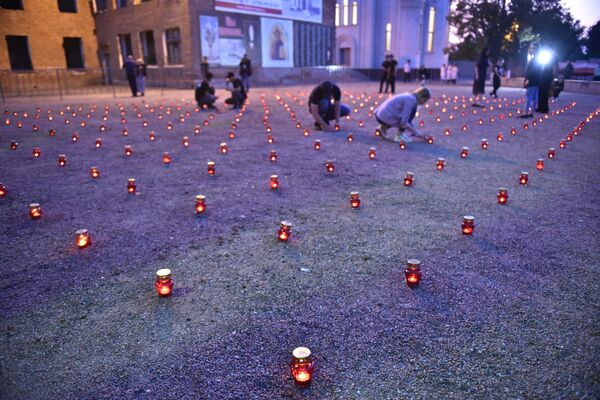 Жители зажигают свечи во дворе бывшей 1-й Бесланской школы в память погибших в теракте 1-3 сентября 2004 года Жители зажигают свечи во дворе бывшей 1-й Бесланской школы в память погибших в теракте 1-3 сентября 2004 года