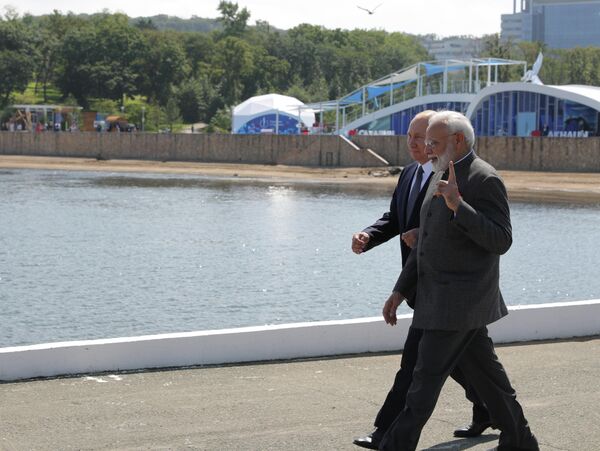 Президент РФ Владимир Путин и премьер-министр Индии Нарендра Моди во время встречи на острове Русский Президент РФ Владимир Путин и премьер-министр Индии Нарендра Моди во время встречи на острове Русский