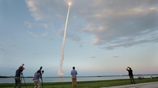 Запуск ракеты-носителя Delta IV с военным спутником с космодрома на мысе Канаверал, США Запуск ракеты-носителя Delta IV с военным спутником с космодрома на мысе Канаверал, США