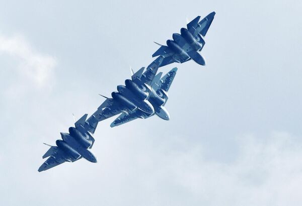 Российские многофункциональные истребители пятого поколения Су-57 выполняют демонстрационный полет на Международном авиационно-космическом салоне МАКС-2019 в подмосковном Жуковском Российские многофункциональные истребители пятого поколения Су-57 выполняют демонстрационный полет на Международном авиационно-космическом салоне МАКС-2019 в подмосковном Жуковском