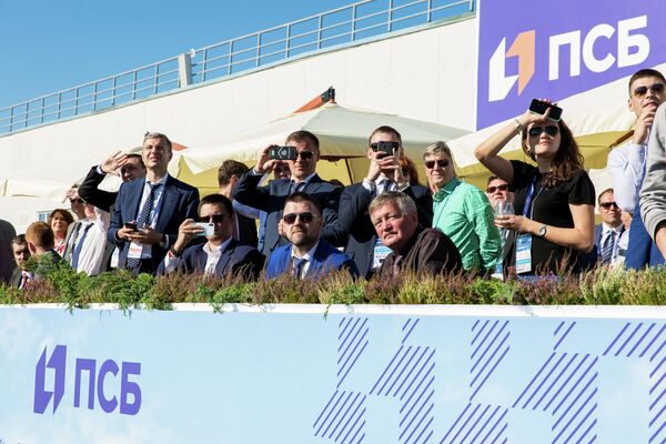 Посетители международного авиационно-космического салона МАКС-2019 во время полетной программы Посетители международного авиационно-космического салона МАКС-2019 во время полетной программы