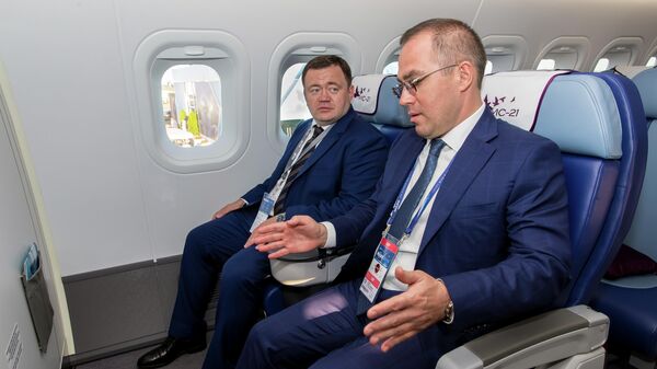 Председатель ПСБ Петр Фрадков и генеральный директор корпорации Иркут Равиль Хакимов на осмотре выставочного образца нового российского пассажирского самолета МС-21 Председатель ПСБ Петр Фрадков и генеральный директор корпорации Иркут Равиль Хакимов на осмотре выставочного образца нового российского пассажирского самолета МС-21
