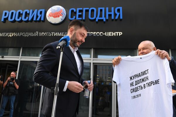 Генеральный директор МИА Россия сегодня Дмитрий Киселев и руководитель портала РИА Новости Украина Кирилл Вышинский перед пресс-конференцией в Международном мультимедийном пресс-центре МИА Россия сегодня Генеральный директор МИА Россия сегодня Дмитрий Киселев и руководитель портала РИА Новости Украина Кирилл Вышинский перед пресс-конференцией в Международном мультимедийном пресс-центре МИА Россия сегодня