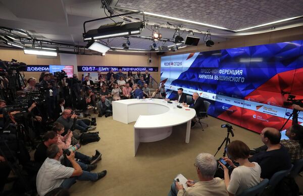 Генеральный директор МИА Россия сегодня Дмитрий Киселев и руководитель портала РИА Новости Украина Кирилл Вышинский на пресс-конференции в Международном мультимедийном пресс-центре МИА Россия сегодня Генеральный директор МИА Россия сегодня Дмитрий Киселев и руководитель портала РИА Новости Украина Кирилл Вышинский на пресс-конференции в Международном мультимедийном пресс-центре МИА Россия сегодня