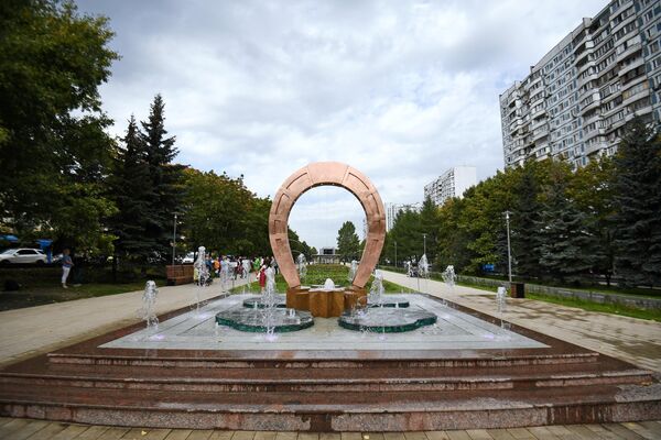 Сухой фонтан на Осеннем бульваре в Москве Сухой фонтан на Осеннем бульваре в Москве
