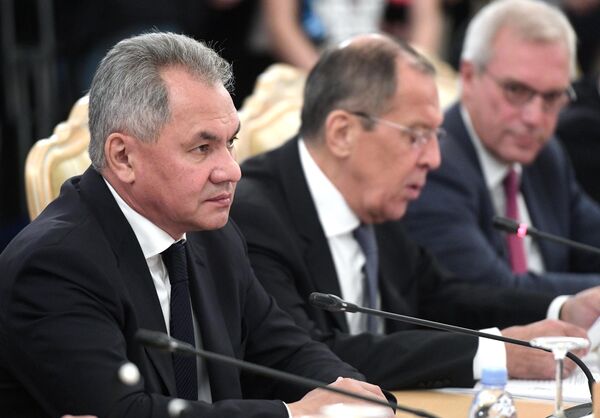 Министр обороны РФ Сергей Шойгу и министр иностранных дел РФ Сергей Лавров а заседании российско-французского Совета сотрудничества по вопросам безопасности в Москве Министр обороны РФ Сергей Шойгу и министр иностранных дел РФ Сергей Лавров а заседании российско-французского Совета сотрудничества по вопросам безопасности в Москве