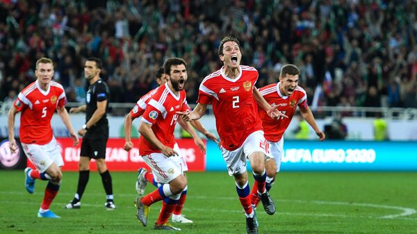 Футболисты сборной России радуются забитому мячу. На первом плане - автор победного гола Марио Фернандес.