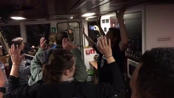 Задержание команды парусника Rainbow Warrior, протестующего в порту Гданьска, Польша Задержание команды парусника Rainbow Warrior, протестующего в порту Гданьска, Польша