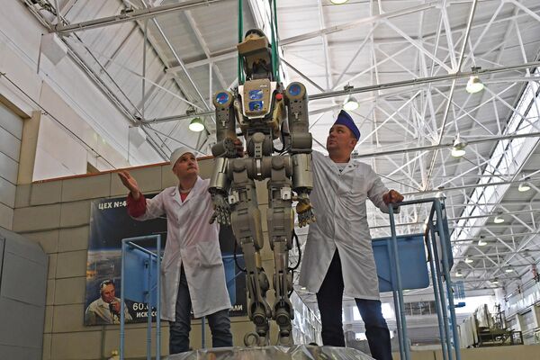 Сотрудники ракетно-космической корпорации Энергия извлекают робота Федора из спускаемого аппарата космического корабля Союз МС-14 после полета на МКС Сотрудники ракетно-космической корпорации Энергия извлекают робота Федора из спускаемого аппарата космического корабля Союз МС-14 после полета на МКС