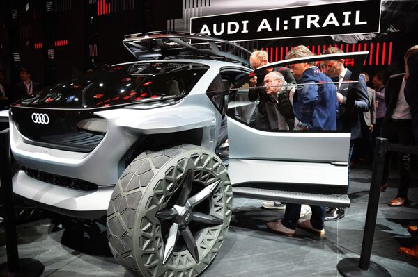 Посетители у автомобиля Audi AI:Trail на международном автомобильном салоне во Франкфурте