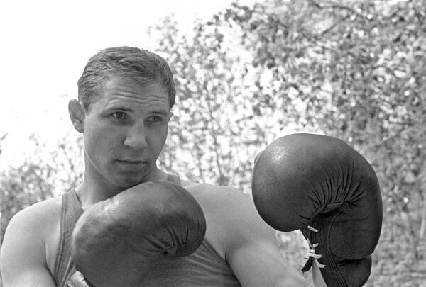 Советский боксёр, чемпион Олимпийских игр 1964 года в Токио, 2-кратный чемпион Европы, 7-кратный чемпион СССР Валерий Попенченко. На Олимпиаде в Токио был награждён Кубком Вала Баркера как самый техничный боксёр. Советский боксёр, чемпион Олимпийских игр 1964 года в Токио, 2-кратный чемпион Европы, 7-кратный чемпион СССР Валерий Попенченко. На Олимпиаде в Токио был награждён Кубком Вала Баркера как самый техничный боксёр.