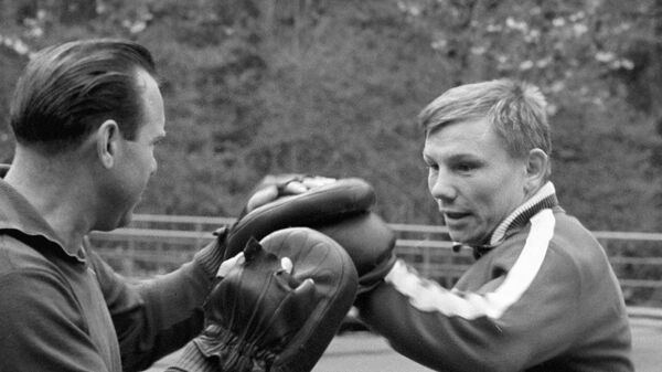 Чемпион Токийской Олимпиады 1964 года по боксу в полулегком весе Станислав Степашкин (справа) со своим тренером Юрием Соколовым (слева). Чемпион Токийской Олимпиады 1964 года по боксу в полулегком весе Станислав Степашкин (справа) со своим тренером Юрием Соколовым (слева).