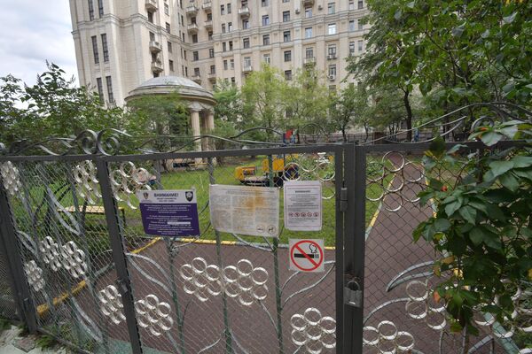 Детская площадка за забором Детская площадка за забором